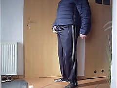 Moje śliskie dresy i kurtka do zalewania spermą