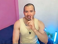 Alba&ntilde_il dotado casado penetra el culito virgen a pelo de joven twink en un cafe internet! Relato sexual