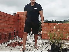 YURI GA&Uacute_CHO - PEDREIRO DOTADO MACETANDO A PICA NA LAJE - URSO GOZANDO COM A CACETA GROSSA - YURI GA&Uacute_CHO GOZANDO