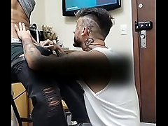 Ajoelhado testando o &acirc_ngulo da tatuagem