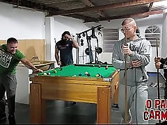 4 heteros jogando bilhar pelados