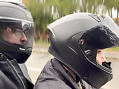 Un desconocido me lleva a casa en su moto, se cobra el viaje con mi culo y me lo deja lleno de leche sin compasi&oacute_n