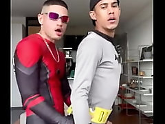 Tem dias que os her&oacute_is s&oacute_ querem se pegar e gozar.