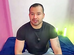 Hombre casado tiene un amante joven twink al que pre&ntilde_a a escondidas de su esposa! Relato sexual