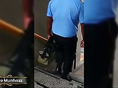 Baixinho segue o motorista de &ocirc_nibus at&eacute_ o parque e da pra ele