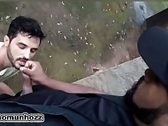 Twink Baixinho Ganhando Leitada na Cara do Seguran&ccedil_a do Park