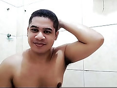 O que voc&ecirc_ faria se me visse assim? Comente abaixo!! Me masturbano no banho bem gostoso sem ningu&eacute_m por perto!!