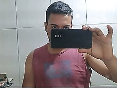 Batendo punheta no banheiro at&eacute_ gozar