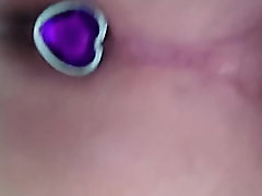 Usando meu novo plug anal no meu rabo grande