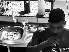 MEU NAMORADO ME PEGOU FAZENDO V&Iacute_DEO CHAMDA COM AMIGO DELE PELA C&Acirc_MERA DE SEGURAN&Ccedil_A