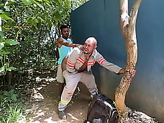 Neg&atilde_o saiu da obra pra dar o cuz&atilde_o pro guardador de carros do parque .