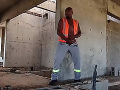 Trabalhador gozando na obra