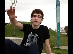 Loirinho safado caindo de bunda no skate