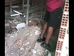 Encontrei esse hetero mijando na rua, levei ele pra casa, ele me fudeu gostoso