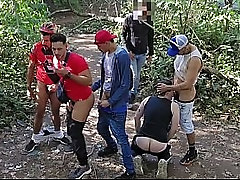 Pega&ccedil_&atilde_o no parque com v&aacute_rios homens que tavam passando por l&aacute_ P1