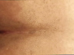 Me doy unos ricos sentones en mi dildo cabez&oacute_n y despu&eacute_s me empujo mi dildo nuevo doble cabecita