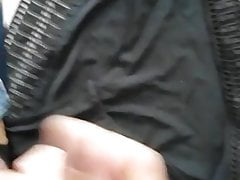 bonne branle sur culotte noire