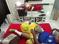 depois do jogo, levei meu amigo twink para casa e botei para mamar