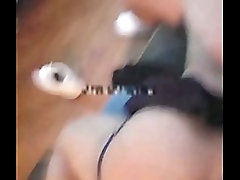 PUTINHA DE VESTINDO SENTANDO NO DOTADO DOMINADOR