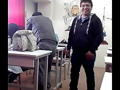 Me la arrimo mientras le revisan la tarea, con final feliz :)