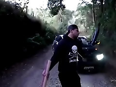 Garoto de olhos azuis fode carro gostoso