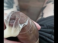 EU BATI PUNHETA ESCONDIDO E ENCHI UMA CAMISINHA DE SEMEN