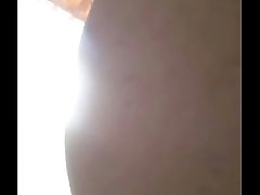 Eu safada tomando sol no quintal de biquini e mostrando a marquinha que fez na minha bunda