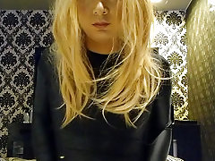 A cross-dressing boy changed from naked to full-body tights and masturbated excitedly