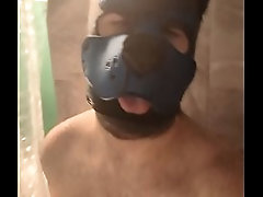 Puppy domicile qui ce d&eacute_fonce le cul dans la douche