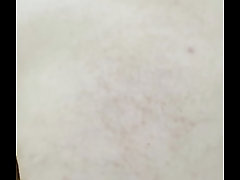 Chubby de calcinha azul brinca com o cuzinho