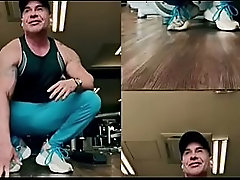El es un chacal varonil que hace fotos y videos porno gay donde se masturba su peque&ntilde_o pene