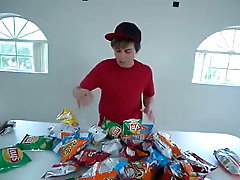 Novinho fica irritado e termina v&iacute_deo precocemente