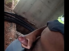 Batendo uma escondido na obra enquanto os colegas Trabalham