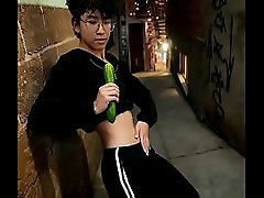 Femboy cachondo bailando en plena ceja