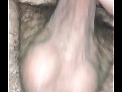 Punheta na pica peluda e sac&atilde_o cheio de leite