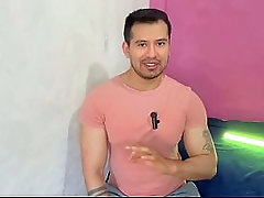 Recepcionista colombiano del hotel rellenandole el culo al huesped venezolano! ambos se llenaron el culo de leche a pelo. Relato sexual