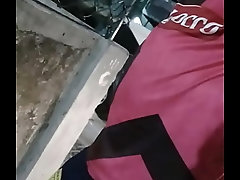 Pai cosando o saco depois do futebol