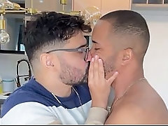 MARCOS GOIANO - NERD BUNDUDO ENTRANDO NA PICA DO NEG&Atilde_O - SEXO GAY BAREBACK - NEGRO DOTADO FODE PUTO DE &Oacute_CULOS