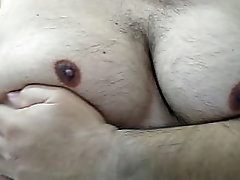 Acariciando meus peitos