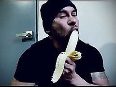 Chacal acepta hacer porno gay a cambio de algo de dinero