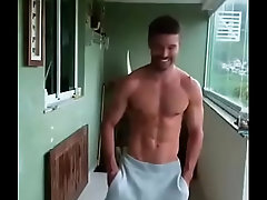 Ator com o penis balancando na roupa