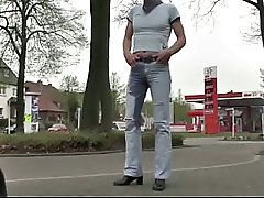 geiljeansboy wetting jeans on public road
