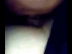 Peguei o novinho no flagra batendo punheta no estoque e ele me botou pra mamar escondido